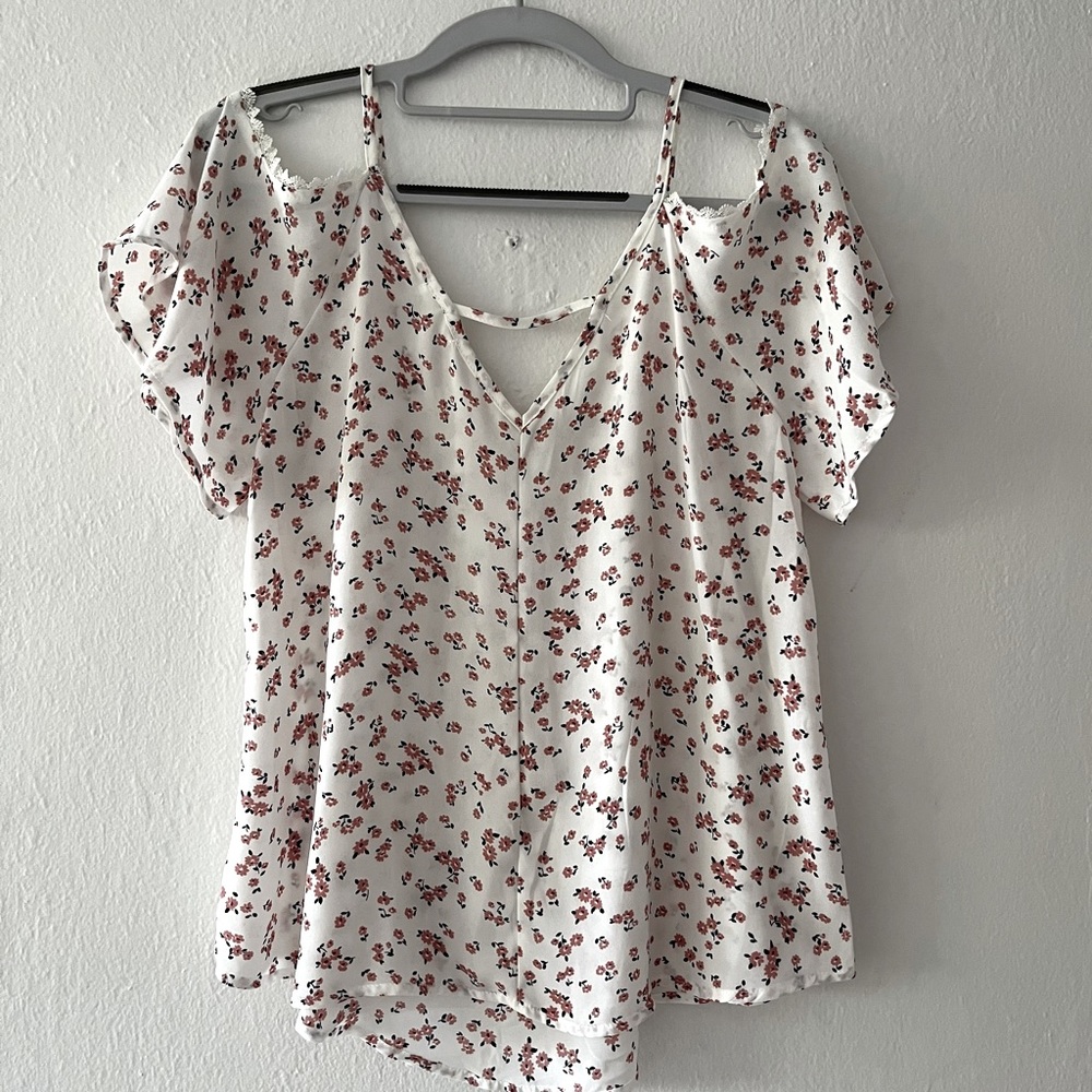 Beautiful Spring/Summer Blouse 🌸 - Picture 3 of 3